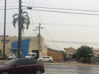 Fio de energia caído na Av Manoel da Costa Lima na manha desta terça-feira (9) (Foto: Direto das ruas) 