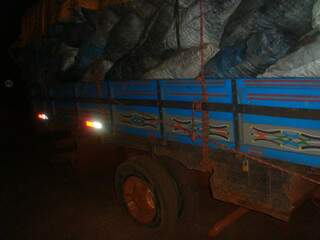 Carvão era transportado em caminhão. (Foto: João Garrigó)
