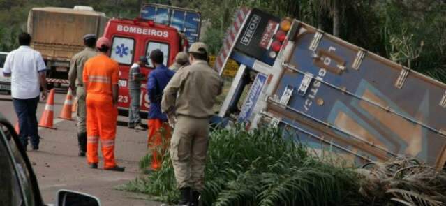  Motorista morre ap&oacute;s carreta sair da pista e tombar em curva na BR-163
