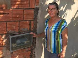 Dona Edenir queixa que viu o preço da água subir, mas o problema não foi resolvido. (Foto: Ronie Cruz)
