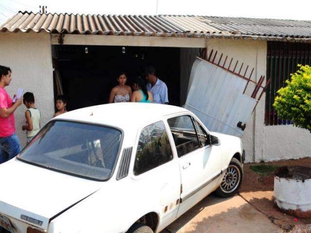 Carro perde o controle em acidente e bate em port&atilde;o de casa no Moreninha 2