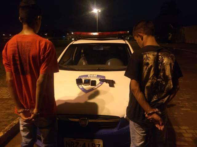 Com arma de brinquedo, adolescentes roubam celulares em feira 
