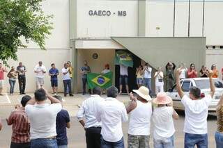 Com mobilização pelas redes sociais, ato reuniu cerca de 100 pessoas em frente ao Gaeco. (Foto: Gerson Walber)