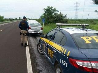Automóvel foi encontrado pela PRF na região de Miranda. (Foto: Divulgação)