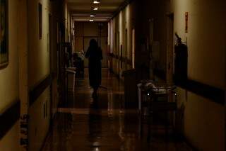 Corredores ficam às escuras e gestante impaciente caminha pelo hospital. (Foto: Cleber Gellio)