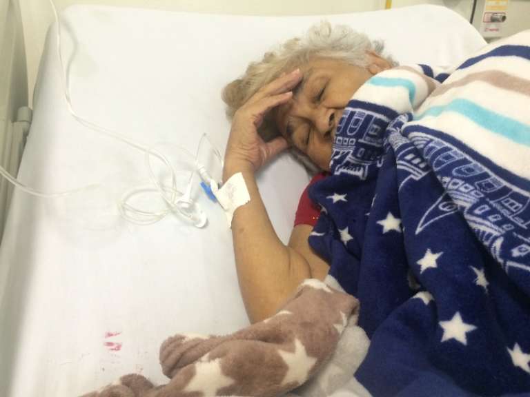 Maria Gomes da Silva, 76, estava no corredor do Hospital Universitário por sentir falta de ar. 