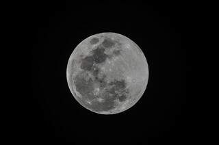 Durante Super Lua, o brilho do satélite natural aumenta em até 30%. (Foto: Marcelo Calazans)