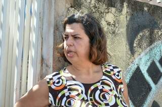 Professora Rosangela Balta, dona do Palio, disse que motoristas abusam da velocidade no local. (Foto:Vanessa Tamires) 