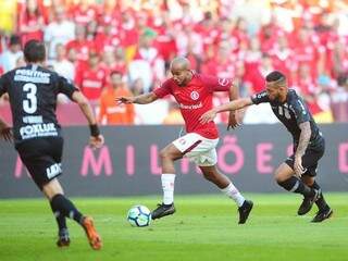 Disputa de bola durante partida desta tarde pelo Campeonato Brasileiro (Foto: Ricardo Duarte/Internacional) 