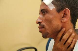 Fábio disse que o taxista o agrediu no pescoço e cabeça (Foto: Marcos Ermínio) 