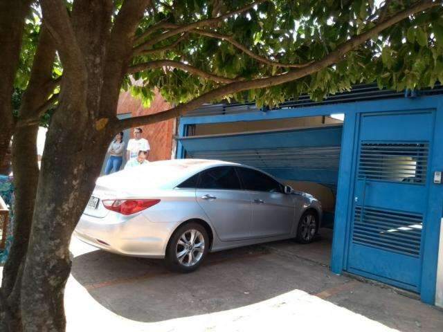 Motorista &quot;invade&quot; casa e atinge port&atilde;o de eleva&ccedil;&atilde;o na Mata do Jacinto