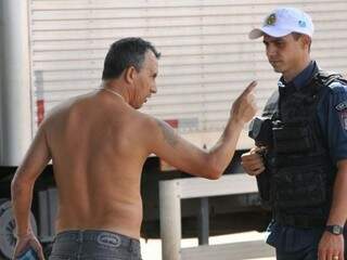 Mesmo na frente do policial, o motorista ameaça os moradores que o prenderam (Foto: Alcides Neto ) 