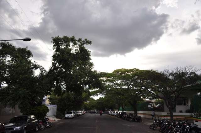 Feriado ter&aacute; c&eacute;u nublado e chuva, mas calor deve continuar no Estado