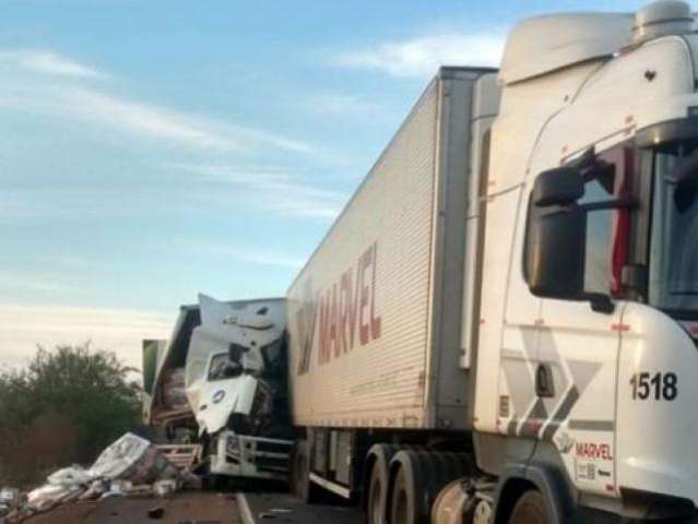 Caminh&atilde;o bate na traseira de carreta e motorista morre prensado na BR-163