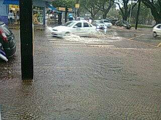Cruzamento está inundado. (Foto: Antonielly Avelar)