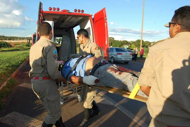 Motorista foge ap&oacute;s acidente com motociclista ferido