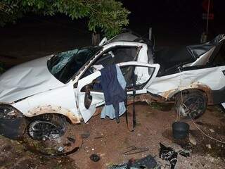Fiat Strada ficou destruída após colisão na sede da polícia. (Foto: IviNotícias)