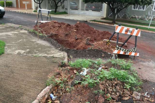 Buraco na esquina causa transtorno at&eacute; para colocar o carro na garagem