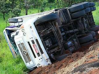 Caminhão tombou em barrranco (Foto: Edição de Notícias)