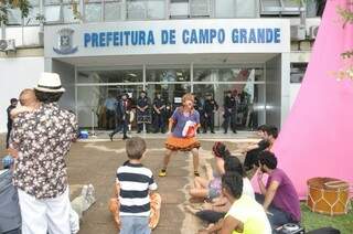 Depois da confusão, peça foi encenada em frente à prefeitura. (Foto: Marcelo Calazans)