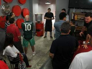 Convidados provaram nova bebida e participaram de um workshop de fabricação de cerveja artesanal.  (Foto: Marcos Ermínio)