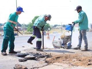 Até este mês, tapa-buracos vinha sendo feito com equipes próprias da prefeitura. (Foto: Marina Pacheco/Arquivo)