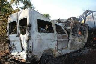 Van e caminhão ficaram carbonizados depois de colisão (Foto: Jornal da Nova)