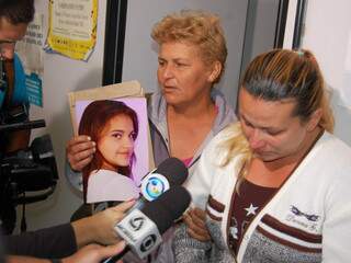Avó e mãe choram morte de adolescente de 12 anos. (Foto: Paula Vitorino)