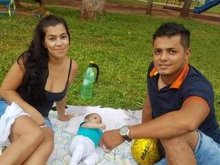 O casal Gisele e Vitor com o filho recém-nascido no parque. (Foto: Liniker Ribeiro).
