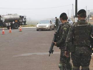 Militares durante fiscalização em cidade da fronteira de MS com o Paraguai (Foto: Arquivo)