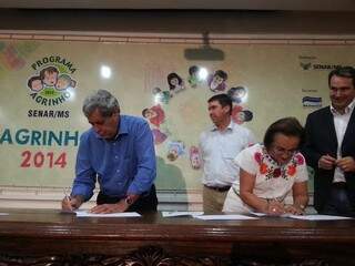 Governador e secretária de Educação, Nilene Badeca, assinaram termo de adesão 