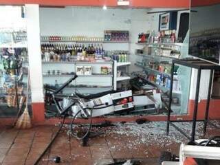 Cacos de vidro, bomba de combustível arrancada e loja destruída (Foto: Divulgação/PM)
