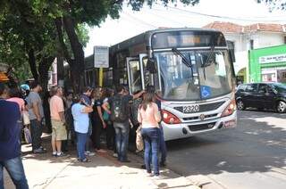 Usuários reclamam de preço, ônibus velhos, atraso e superlotação. (Foto: Marcelo Calazans)