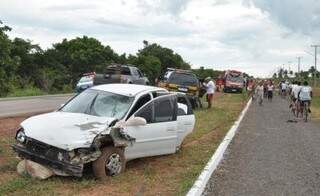 Mulher morreu no local do acidente. (Foto: Hernandes Junior, do Edição MS)