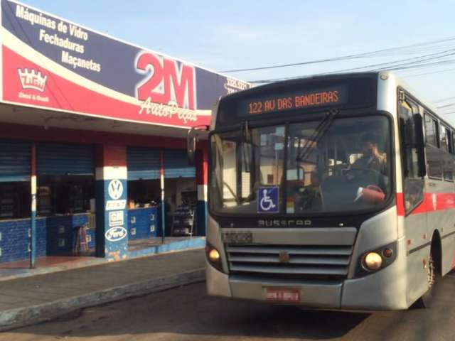 Motorista de &ocirc;nibus &eacute; flagrado falando ao celular enquanto dirige