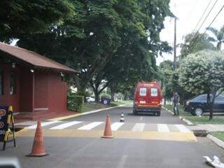Viatura do bombeiro chega ao bairro onde deixou dois internos para trabalhar em obra particular (Foto: Helio de Freitas)