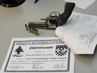 Segurança apresentou à Polícia certificados de vários cursos. Arma usada no crime foi apreendida. (Foto: Pedro Peralta)