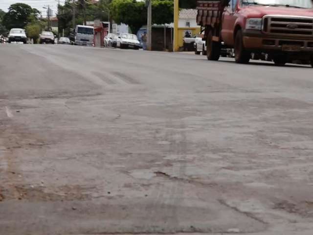 Obra &quot;que n&atilde;o termina&quot; &eacute; preju&iacute;zo acumulado na rua Brilhante