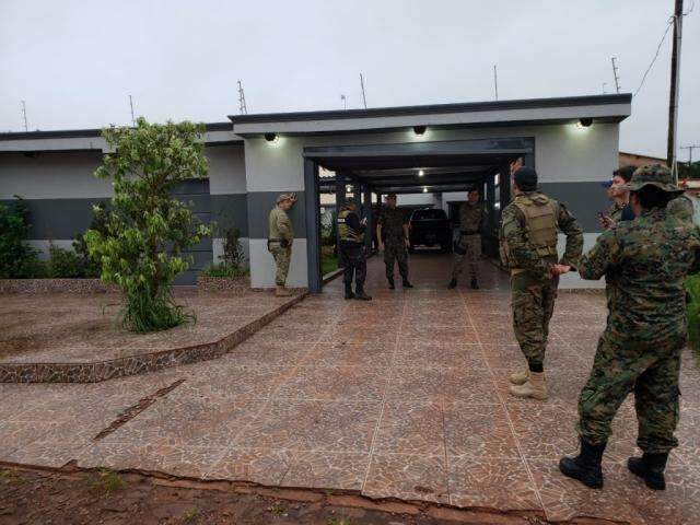 Dois suspeitos de executar comerciante brasileiro s&atilde;o presos na fronteira