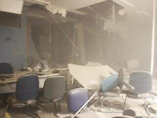 Uma das agências invadida ficou destruída (Fonte: Jovem Sul News - Norbertino Angeli)