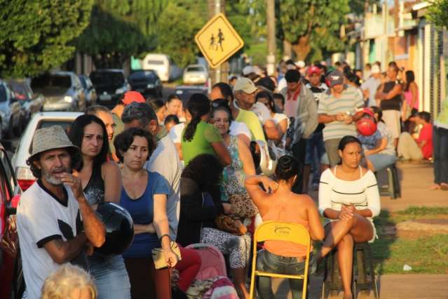 Dormir em fila n&atilde;o garante consulta a pacientes e 1 morre devido a demora