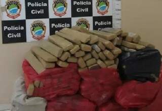 A droga estava escondida no banheiro da casa do paraguaio. (Foto: divulgação/Polícia Civil) 