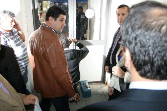 Pa&ccedil;o Municipal passa por per&iacute;cia e oito portas j&aacute; t&ecirc;m nova fechadura