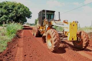 Máquina da prefeitura faz recuperação de estrada vicinal no município de Dourados (Foto: Divulgação)