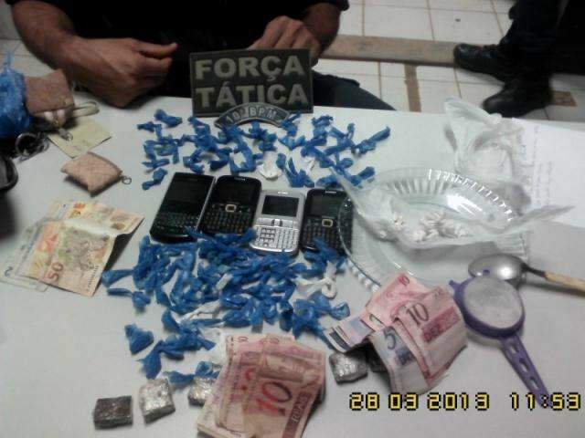 Garotos s&atilde;o flagrados com 85 papelotes de pasta base de coca&iacute;na e maconha