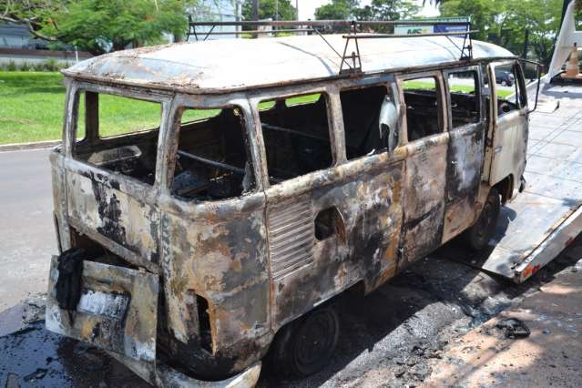 Kombi &eacute; destru&iacute;da por fogo na Afonso Pena