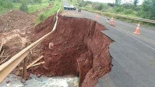 A pista desmoronou após rompimento da tubulação de um córrego.(Foto: PMR/Divulgação)