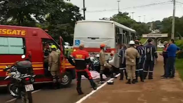 Motociclista que colidiu em &ocirc;nibus parado na Mato Grosso foi v&iacute;deo mais visto