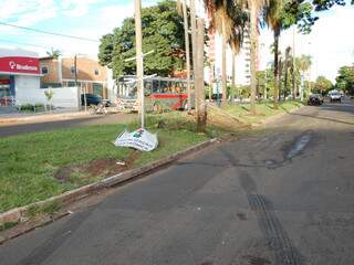 Na avenida Mato Grosso, rastos de acidente que matou um (Foto: Simão Nogueira)