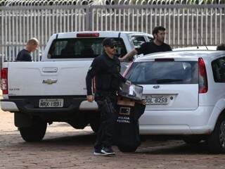 Policiais chegam à sede da capital com objetos apreendidos (Foto: André Bittar)